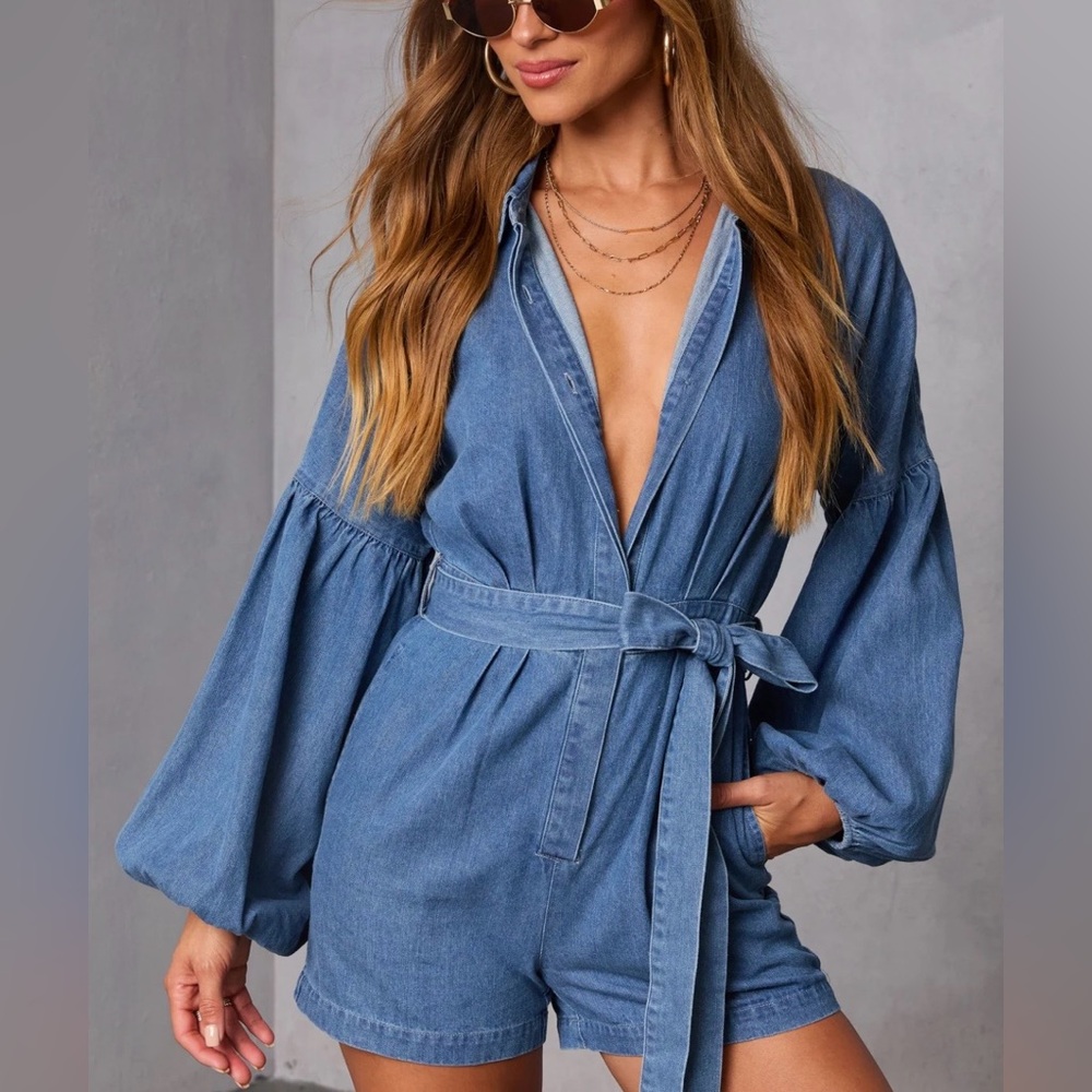 NEW VICI Apple Picking Denim Balloon Sleeve Shorts
Romper Cotton Blend Size L
